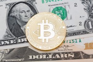 Bitcoin och dollarsedlar